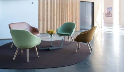 løst tæppe i filt på kontor